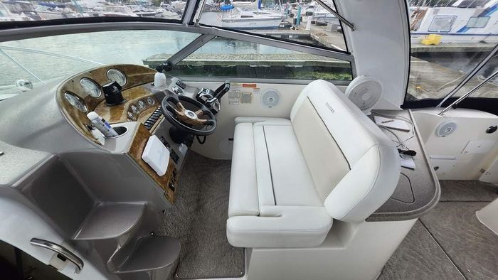 2007 Rinker 320 Express Photo 8 of 34