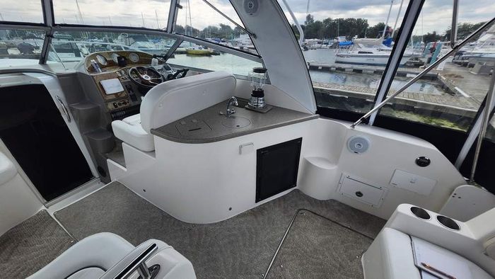 2007 Rinker 320 Express Photo 9 of 34