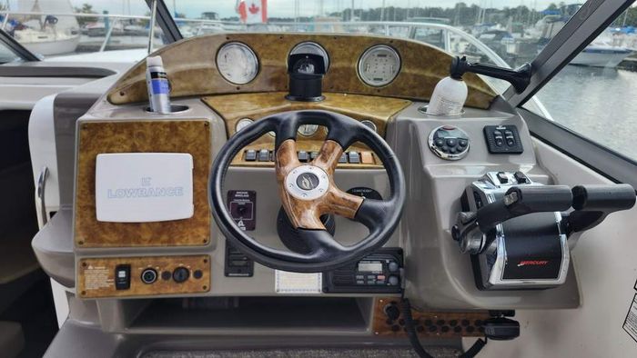 2007 Rinker 320 Express Photo 7 of 34
