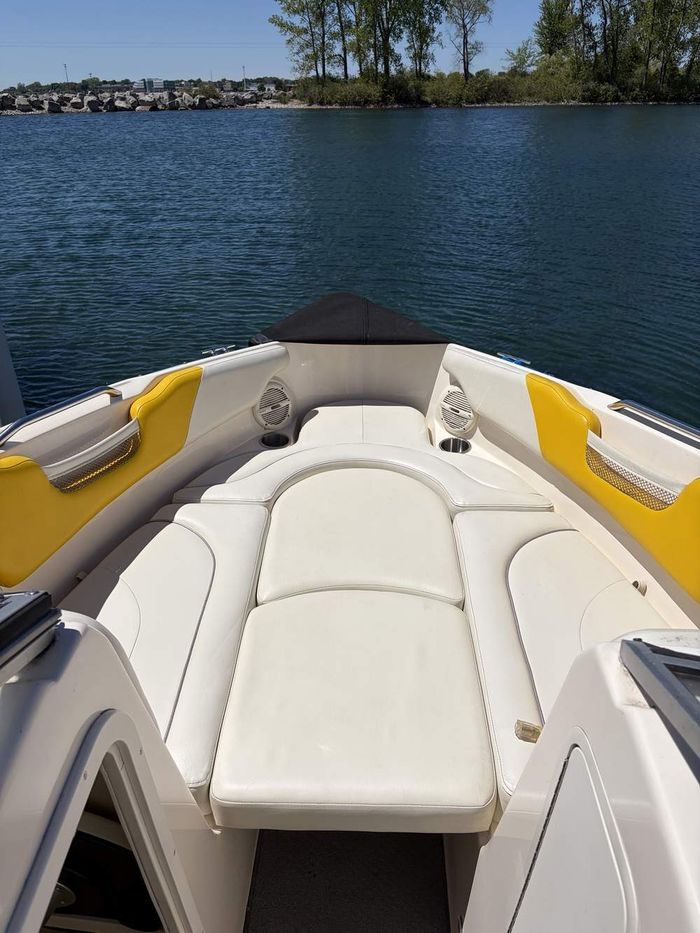 2005 Rinker 232 Captiva Photo 9 of 37