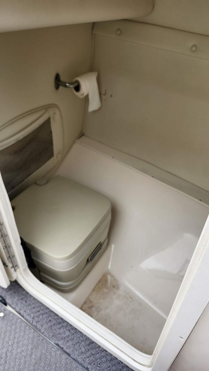 2005 Rinker 232 Captiva Photo 17 of 37