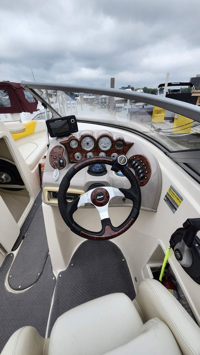 2005 Rinker 232 Captiva Photo 16 of 37