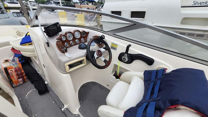 2005 Rinker 232 Captiva Photo 14 of 37