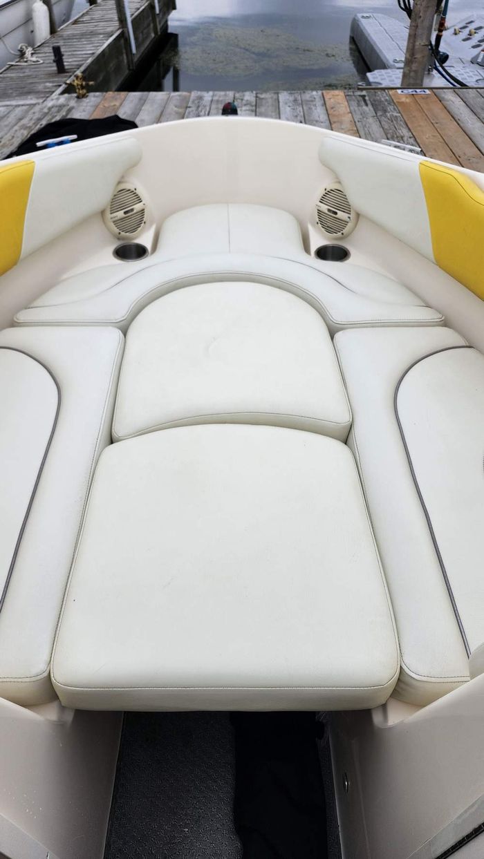 2005 Rinker 232 Captiva Photo 10 of 37