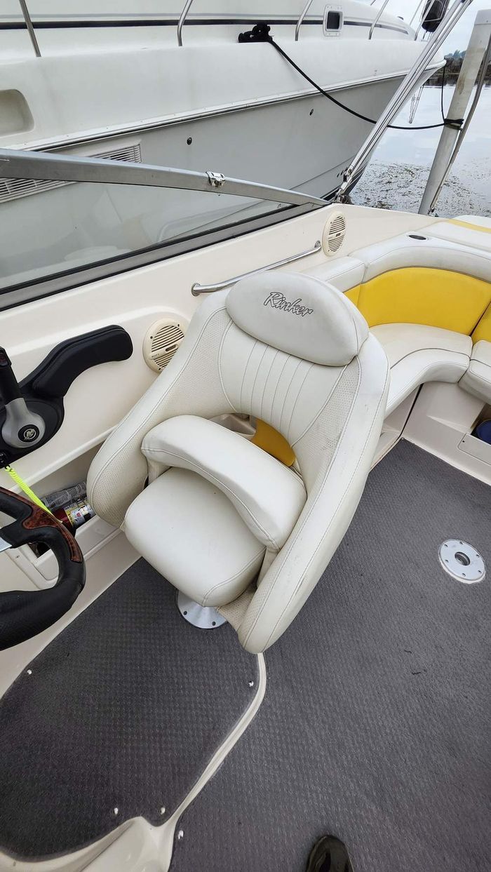 2005 Rinker 232 Captiva Photo 21 of 37
