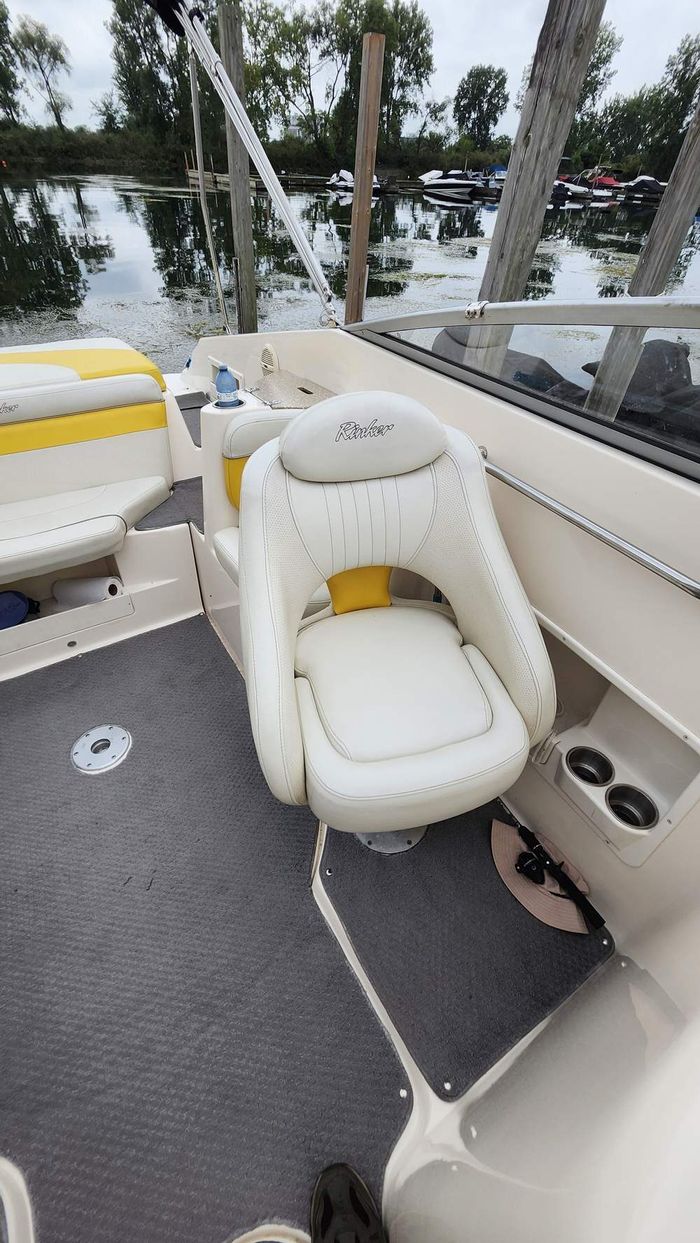 2005 Rinker 232 Captiva Photo 22 of 37